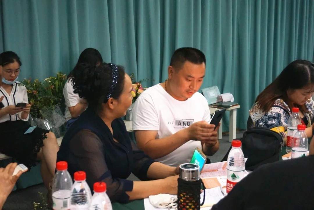 图为嘉宾参加转发获红包活动 图为嘉宾参加转发获红包活动